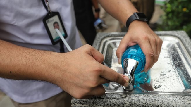 Warga mencoba fasilitas air siap minum di Stasiun MRT Dukuh Atas, Jakarta, Selasa (30/4). [Suara.com/Muhaimin A Untung]