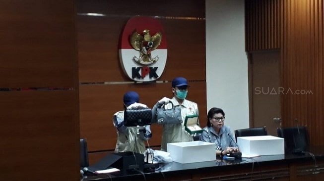 Jadi Tersangka, Bupati Sri Ogah Tas Mewahnya Disamakan Pejabat Wanita Lain