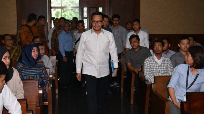 Menpora Imam Nahrawi (tengah) berjalan memasuki ruang sidang untuk menjadi saksi dalam sidang kasus dugaan suap dana hibah KONI dengan terdakwa Sekjen KONI Ending Fuad Hamidy di Pengadilan Tipikor, Jakarta, Senin (29/4/2019). [Antara/Sigid Kurniawan]