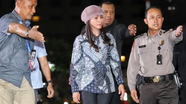 Bupati Kepulauan Talaud Sri Wahyumi Maria Manalip saat tiba di Gedung KPK, Jakarta, Selasa (30/4). [Suara.com/Muhaimin A Untung]