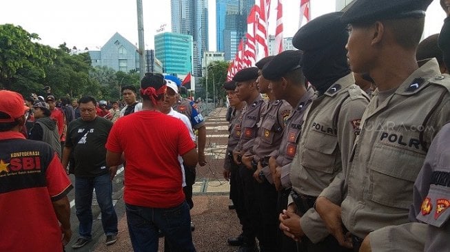 Perwakilan Kasbi meminta dua mahasiswa yang ditangkap Kepolisian untuk dilepas. (Dimas)