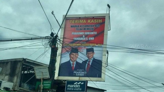 Baliho ucapan terimakasih Prabowo - Sandiaga beredar di Depok. (Suara.com/Supriyadi).