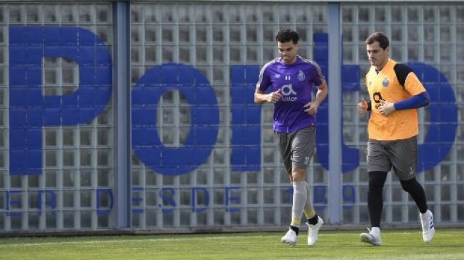 Penjaga gawang FC Porto Iker Casillas (kanan) mengikuti sesi latihan [AFP]