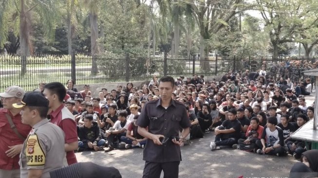 Polisi tahan ratusan orang terkait aksi vandal saat perayaan May Day di Bandung. (Antara).