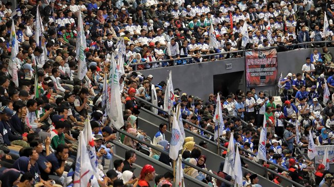 Ribuan pekerja dari konfederasi serikat pekerja Indonesia mendatangi Tennis Indoor Senayan, Jakarta Rabu (1/5). [Suara.com/Muhaimin A Untung]
