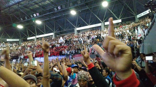 Buruh yang tergabung di Konfederasi Serikat Pekerja Indonesia (KSPI) memberikan salam dua jari di Tennis Indoor Senayan, Jakarta.