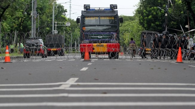 Aparat Kepolisian dilengkapi kendaraan taktis berjaga di kawasan Monas, Jakarta, Rabu (1/5). [Suara.com/Arief Hermawan p]