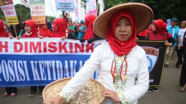 Buruh Perempuan Bawa Cabe, Berkebaya dan Pakai Caping Arti Gaji Rendah