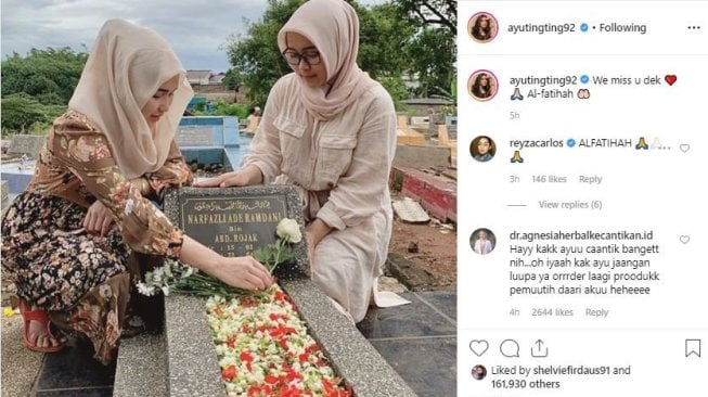 Ayu Ting Ting ziarah ke makam adik keduanya. [instagram/ayutingting92]