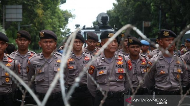 Massa Aksi May Day 2019 Desak Polisi Buka Blokade ke Istana Presiden