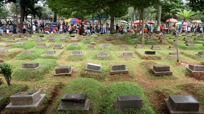 Warga berziarah kubur di Tempat Pemakaman Umum Karet Tengsin, Jakarta, Rabu (1/5). [Suara.com/Arief Hermawan P]
