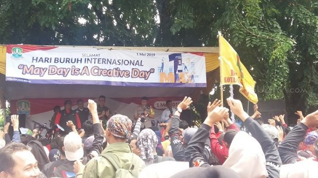 Kapolres Metro Bekasi Kota Kombes Indarto joget bareng buruh saat May Day. (suara.com/Yaqub)