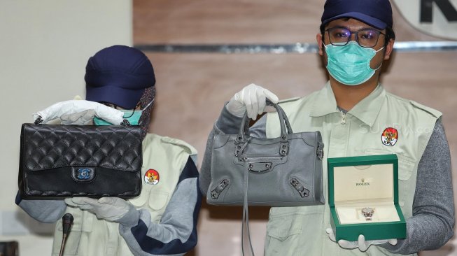 Tas Louis Vuitton Rp 38 Juta Milik Bupati Klaten Saat Ditangkap KPK