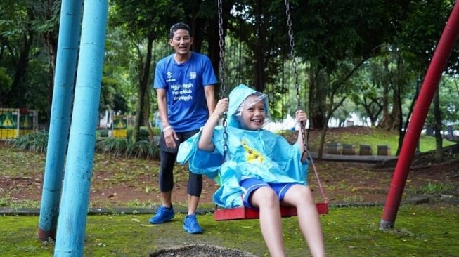 Calon Wakil Presiden nomor urut 02 Sandiaga Uno bermain dengan putra bungsunya, Sulaiman. (Foto IG @sandiuno 