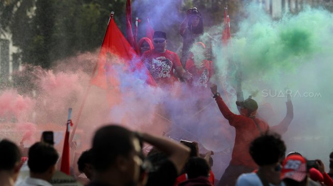 Buruh dari berbagai serikat pekerja melakukan aksi saat peringatan Hari Buruh (May Day) di Kawasan Patung Kuda, Jakarta, Rabu (1/5). [Suara.com/Arief Hermawan P]