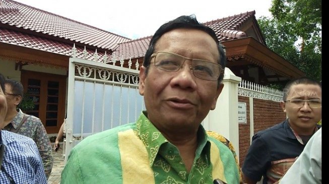 Mantan Ketua MK Mahfud MD saat ditemui di kediaman B.J. Habibie. (Suara.com/Ria Rizki).