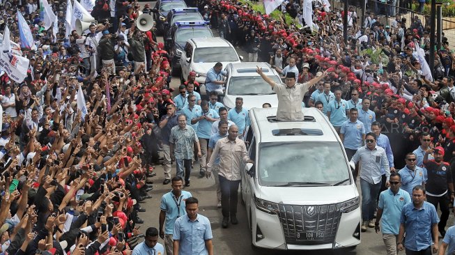 Calon Presiden 02 Prabowo Subianto mendatangi Tennis Indoor Senayan, Jakarta, Rabu (1/5). [Suara.com/Muhaimin A Untung]