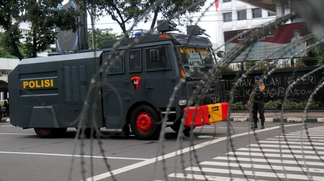 Aparat Kepolisian dilengkapi kendaraan taktis berjaga di kawasan Monas, Jakarta, Rabu (1/5). [Suara.com/Arief Hermawan p]