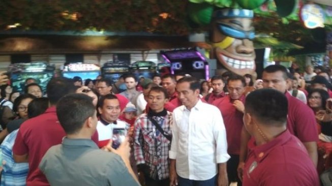 Libur May Day, Jokowi Ajak Jan Ethes Main Bola di Mal