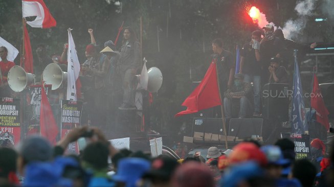 Buruh dari berbagai serikat pekerja melakukan aksi saat peringatan Hari Buruh (May Day) di Kawasan Patung Kuda, Jakarta, Rabu (1/5). [Suara.com/Arief Hermawan P]