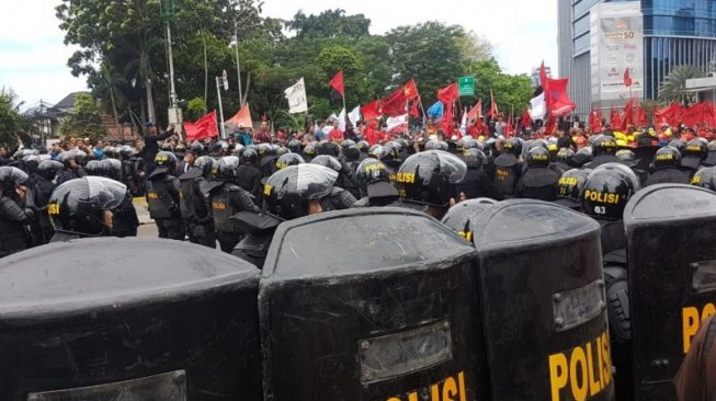 Dilarang ke Depan Istana Merdeka, Buruh Dorong Barikade Polisi