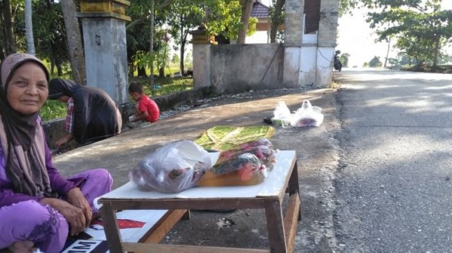 Emak Emi Mendadak Untung Jualan Dekat Kuburan, Modalnya 