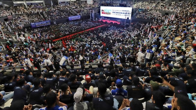 Ribuan  pekerja dari konfederasi serikat pekerja Indonesia mendatangi Tennis Indoor Senayan, Jakarta Rabu (1/5). [Suara.com/Muhaimin A Untung]
