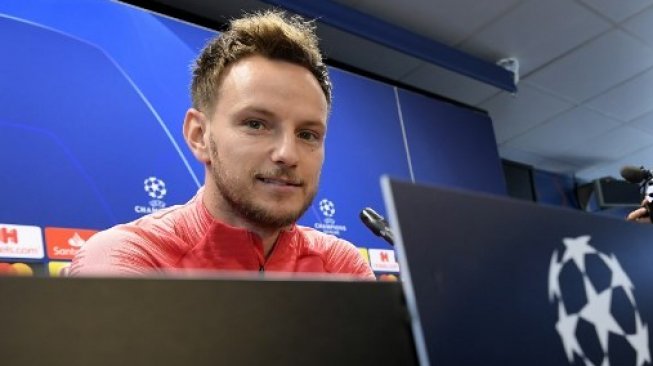 Gelandang Barcelona Ivan Rakitic hadiri jumpa pers jelang pertandingan leg pertama semifinal Liga Champions di Camp Nou, Selasa (1/5/2019) [AFP]