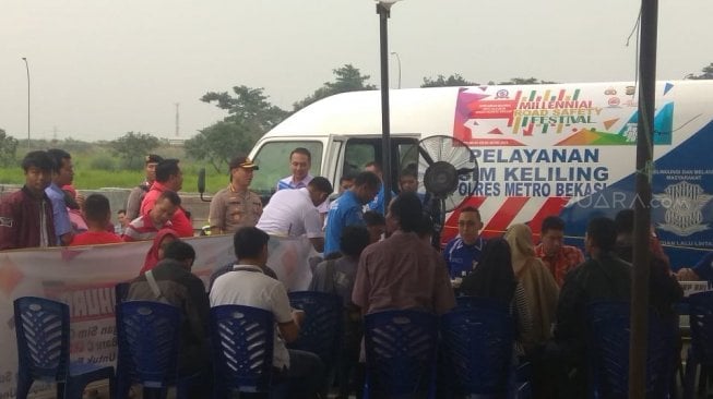 Ratusan Buruh di Bekasi Rela Antre Demi SIM Gratis Saat May Day 2019