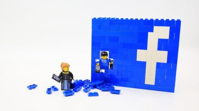 Facebook pada Selasa (30/4/2019) mengumumkan 14 negara baru yang bisa mengakses fitur kencan Facebook Dating. Ilustrasi logo Facebook dari blok lego. [Shutterstock]