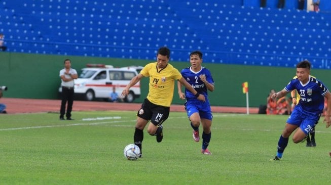 Bek Persija Jakarta Ismed Sofyan membawa bola saat menghadapi tuan rumah Becamex Binh Duong di Piala AFC 2019. (dok Media Persija)   