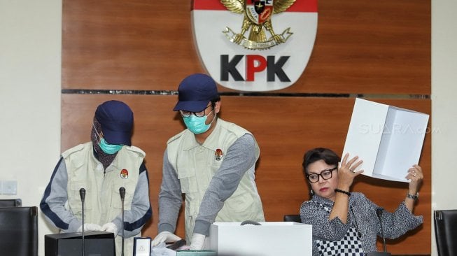 Wakil Ketua KPK Basaria Panjaitan bersama penyidik menunjukkan barang bukti berupa tas dan jam tangan mewah yang diamankan dalam Operasi Tangkap Tangan (OTT) Bupati Kepulauan Talaud Provinsi Sulawesi Utara Sri Wahyumi Maria Manalip di gedung KPK, Jakarta, Selasa (30/4). [Suara.com/Muhaimin A Untung]