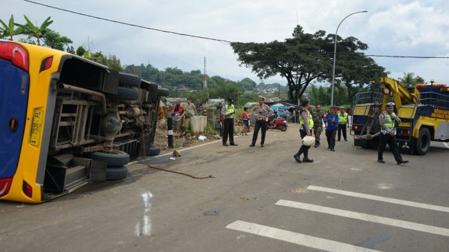 Bus Rombongan Pelajar Asal Banten Terguling di Jalur Puncak