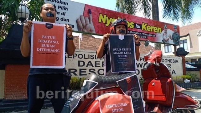 Usai Keliling Naik Vespa, Dua Jurnalis Ini Lakban Mulut saat May Day