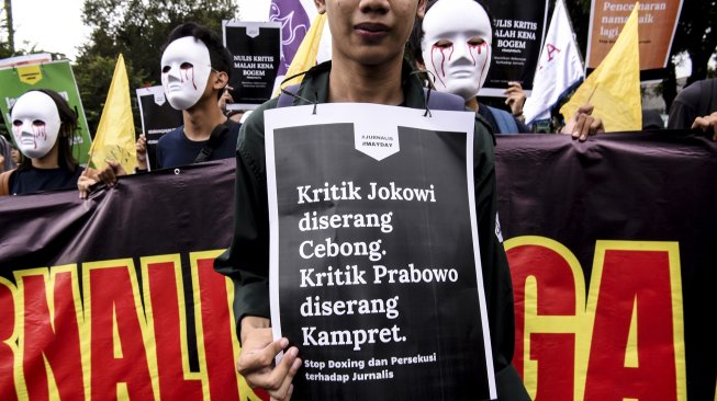 Sejumlah Jurnalis yang tergabung dalam Aliansi Jurnalis Independen (AJI) melakukan aksi pada saat peringatan Hari Buruh Internasional (Mayday) di depan Patung Kuba, Jakarta, Rabu (1/5). [ANTARA FOTO/Muhammad Adimaja]
