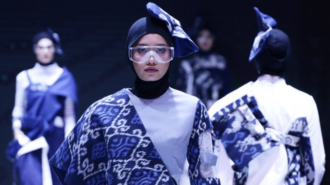 Model mengenakan busana rancangan Silfia Nabila pada pembukaan Muslim Fashion Festival (MUFFEST) 2019 di Jakarta Convention Center, Jakarta, Rabu (1/5/2019). Acara fesyen muslim itu bertujuan untuk menguatkan ekonomi Indonesia melalui industri "modest fashion" lokal. [ANTARA FOTO/Rivan Awal Lingga].