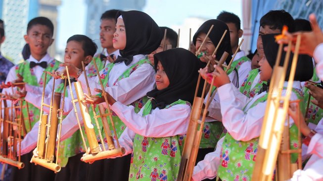 Pelajar melakukan aktifitas kreatif dan kesenian saat Gebyar Pendidikan 2019 di Lapangan Silang Monas, Kamis (2/5).[Suara.com/Muhaimin A Untung]