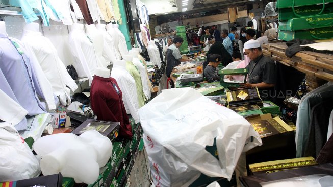 Calon pembeli memilih perlengkapan ibadah di pasar Tanah Abang, Jakarta, Kamis (2/5). [Suara.com/Arief Hermawan P]
