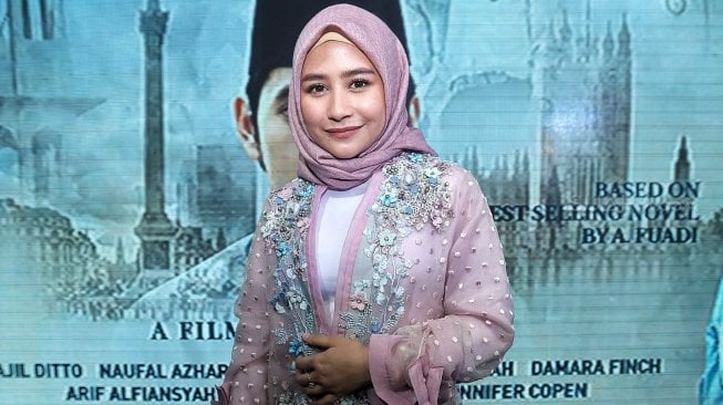 Artis Prilly Latuconsina berpose saat acara launching web series Negeri 5 Menara di Menara Telkomsel, Jakarta, Kamis (2/5). [Suara.com/Muhaimin A Untung]