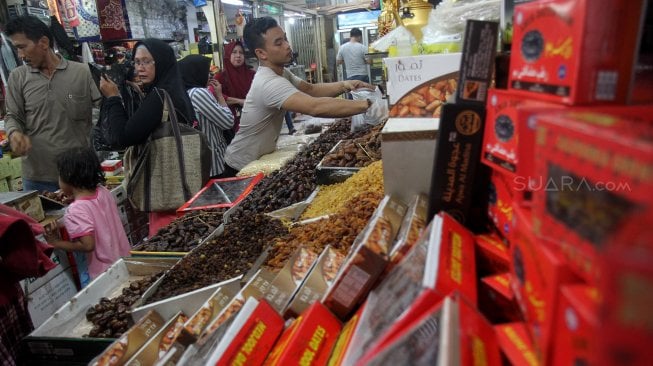 Pembeli memilih kurma di Pasar Tanah Abang, Jakarta Pusat, Kamis (2/5). [Suara.con/Arief Hermawan P]
