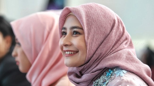 Artis Prilly Latuconsina berpose saat acara launching web series Negeri 5 Menara di Menara Telkomsel, Jakarta, Kamis (2/5). [Suara.com/Muhaimin A Untung]