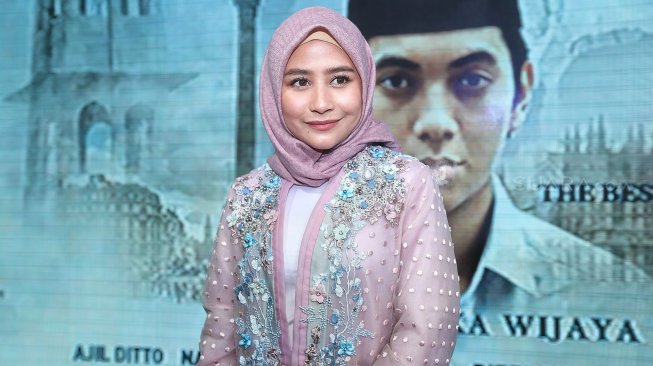 Artis Prilly Latuconsina berpose saat acara launching web series Negeri 5 Menara di Menara Telkomsel, Jakarta, Kamis (2/5). [Suara.com/Muhaimin A Untung]