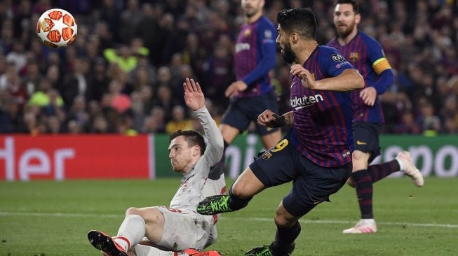 Pemain depan Barcelona Luis Suarez melewati bek Liverpool Andrew Robertson selama pertandingan leg pertama semifinal Liga Champions antara Barcelona melawan Liverpool di Stadion Camp Nou, Barcelona, Spanyol, Kamis (2/5) dini hari WIB. [GEN LLUIS / AFP]