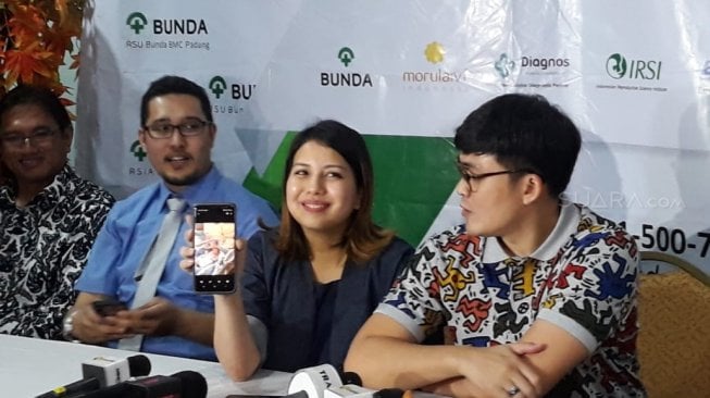 Tya Ariestya dan suami, Irfan Ratinggang saat menggelar konfrensi pers soal persalinan anak keduanya di RSIA Bunda Menteng, Jakarta, Kamis (2/5/2019). [Suci Febriastuti/Suara.com]