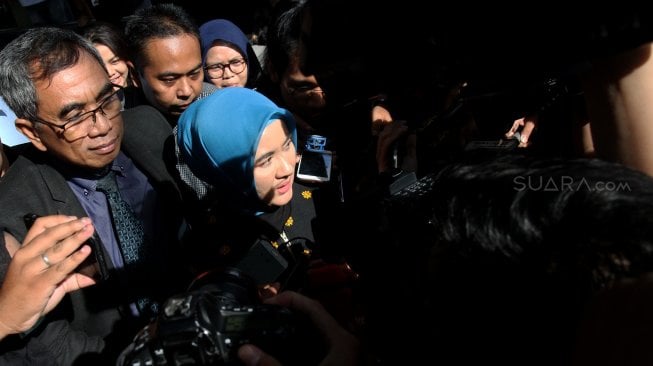 Direktur Utama PT Pertamina (Persero) Nicke Widyawati (berkerudung biru) meninggalkan gedung KPK usai menjalani pemeriksaan di Jakarta, Kamis (2/5). [Suara.com/Arief Hermawan P]