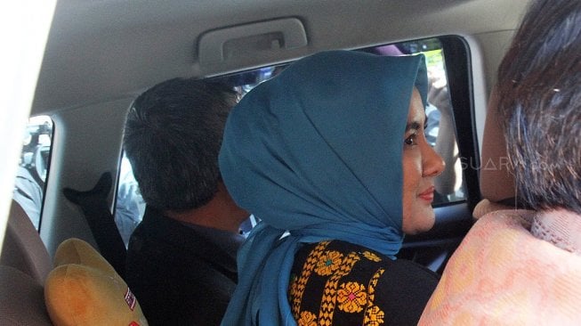 Direktur Utama PT Pertamina (Persero) Nicke Widyawati (berkerudung biru) meninggalkan gedung KPK usai menjalani pemeriksaan di Jakarta, Kamis (2/5). [Suara.com/Arief Hermawan P]