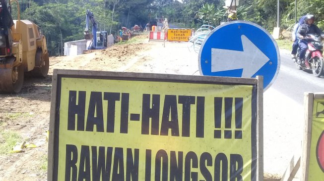 Menteri PUPR Terjunkan 13 Alat Berat Buka Jalan Karena Longsor di Sukajaya