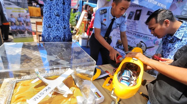 Pelajar melakukan aktifitas kreatif dan kesenian saat Gebyar Pendidikan 2019 di Lapangan Silang Monas, Kamis (2/5).[Suara.com/Muhaimin A Untung]