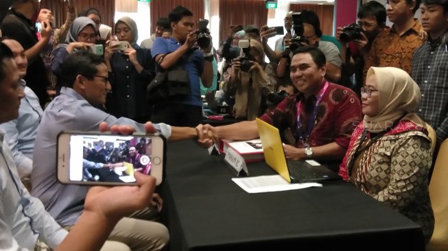 Serahkan Laporan Dana Kampanye Manual ke KPU, Sandiaga Layangkan Kritik