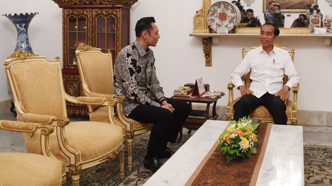 Presiden Joko Widodo (kanan) menerima kunjungan Komandan Komando Satuan Tugas Bersama (Kogasma) Partai Demokrat Agus Harimurti Yudhoyono (AHY) di Istana Merdeka, Jakarta, Kamis (2/5). [ANTARA FOTO/Wahyu Putro A]